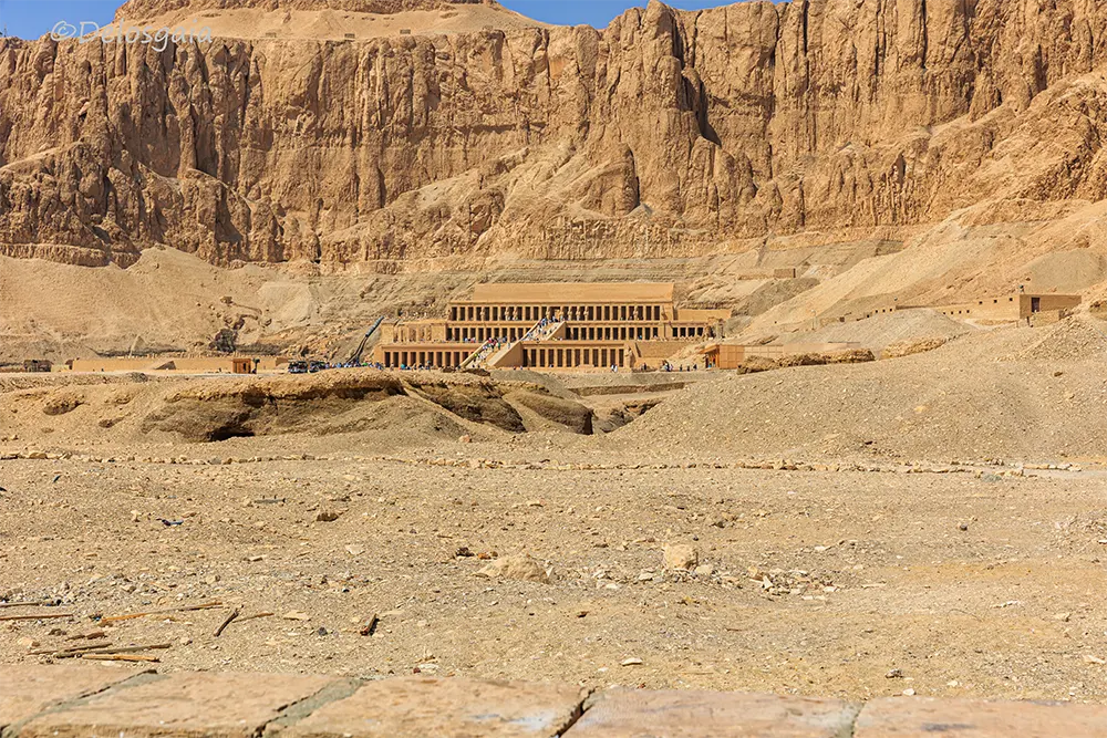 cliff face met tempel