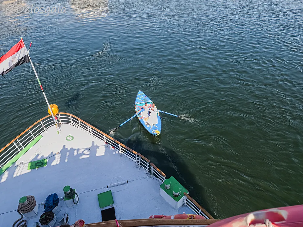 Kooplui in houten roeiboot