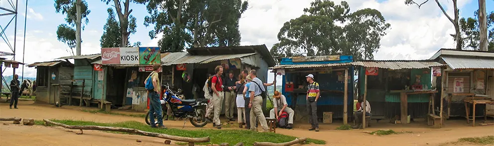 Winkels rond het voetbalveld van Makutano