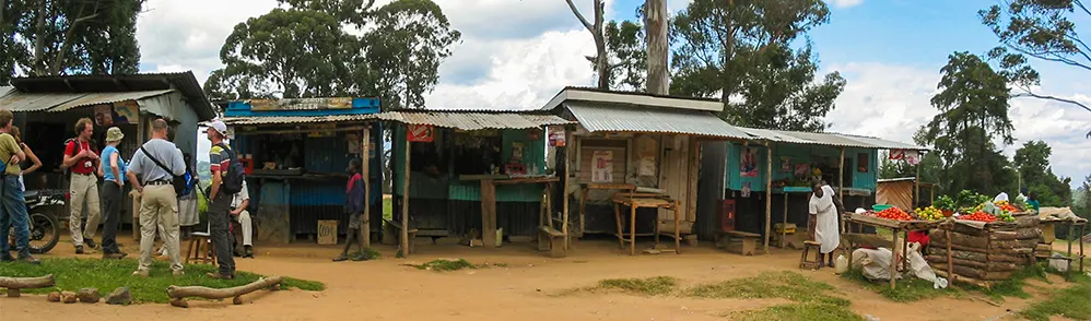 Winkels rond het voetbalveld van Makutano