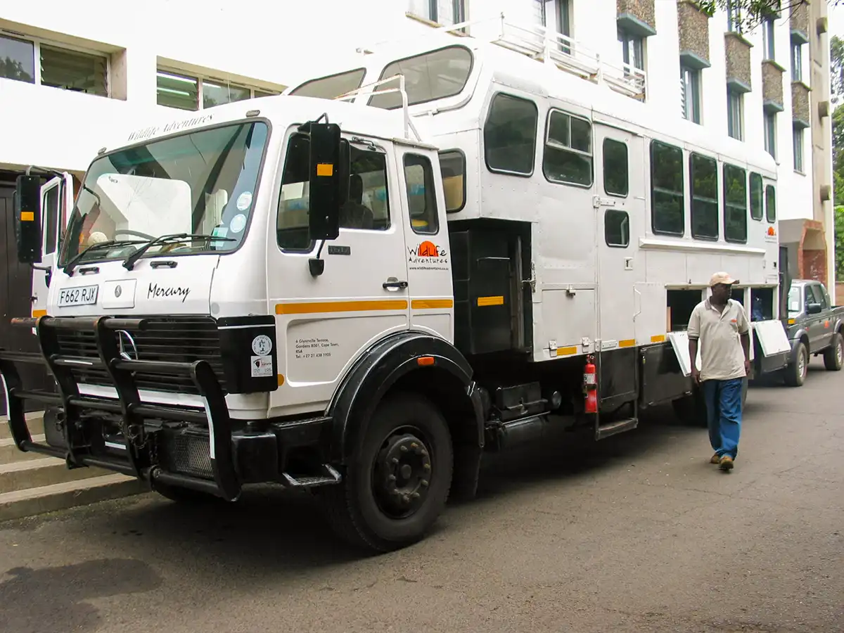 Overlander truck bij het hotel in Nairobi