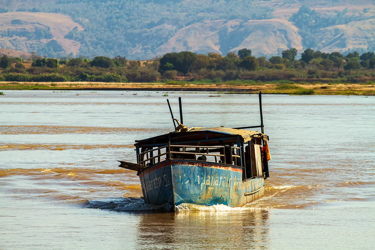 Transport middel op de Tsiribihina Rivier