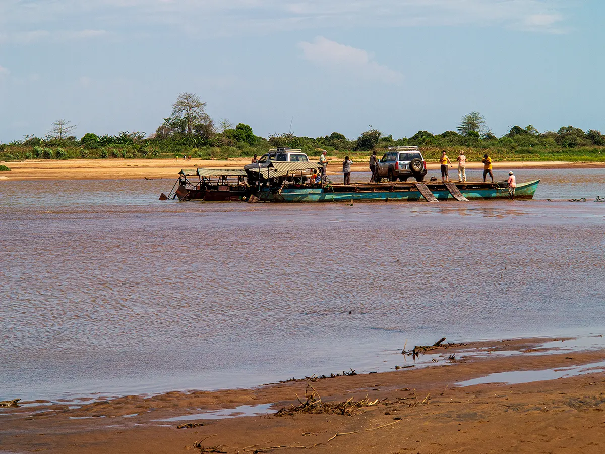 Oversteek van de Tsiribihina rivier