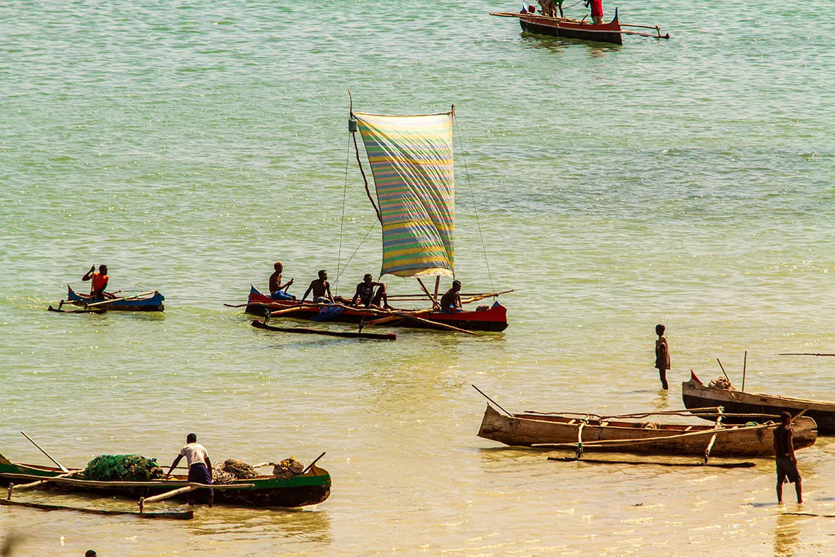 Vissers keren terug van vissen net buiten de lagune