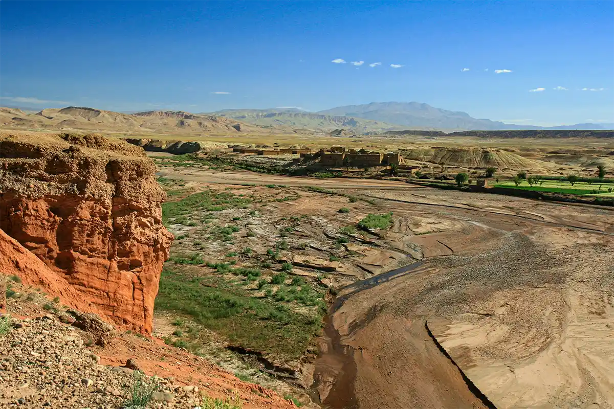 De bedding van de Draa met de uitlopers van het Atlas gebergte op de achtergrond