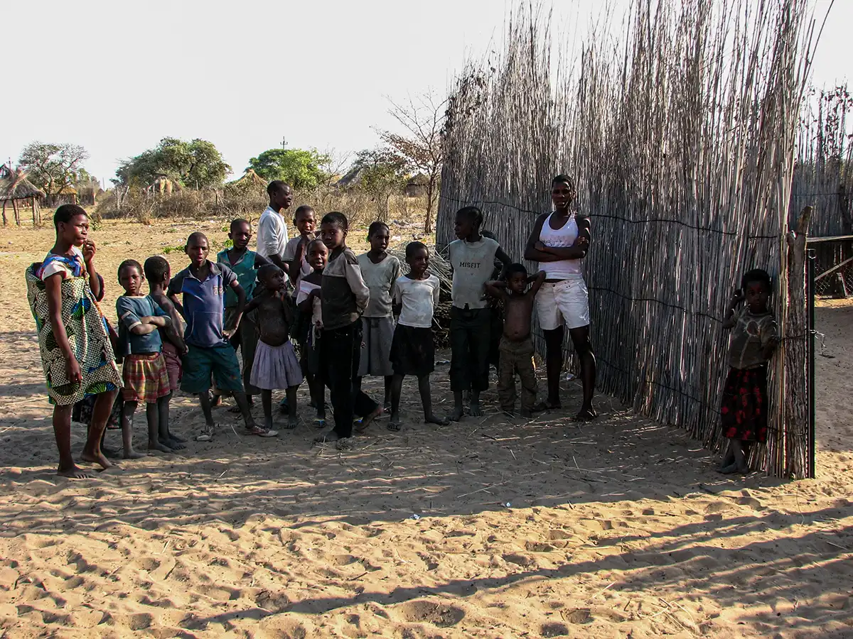 Bezoek aan dorp in Bagani